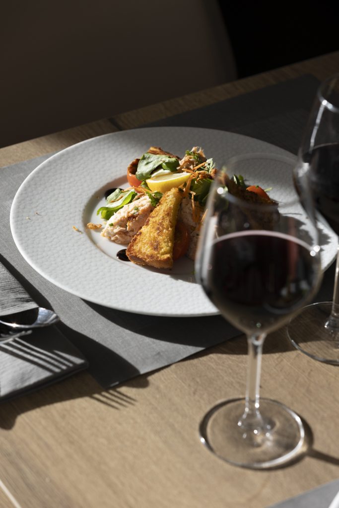 plat avec vin servi à l'hôtel Le Bayonne